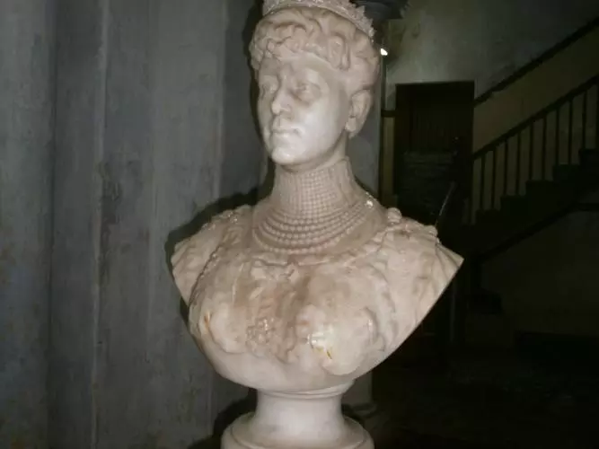 queen marys college chennai queen mary statue