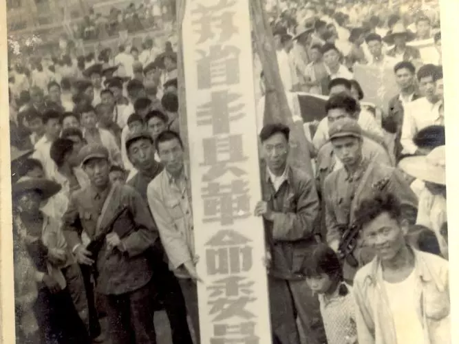 feng xian ge ming wei yuan hui cheng li 1969nian 9yue 20ri pai zhu guang ren he dong hong zhi de fu ben a