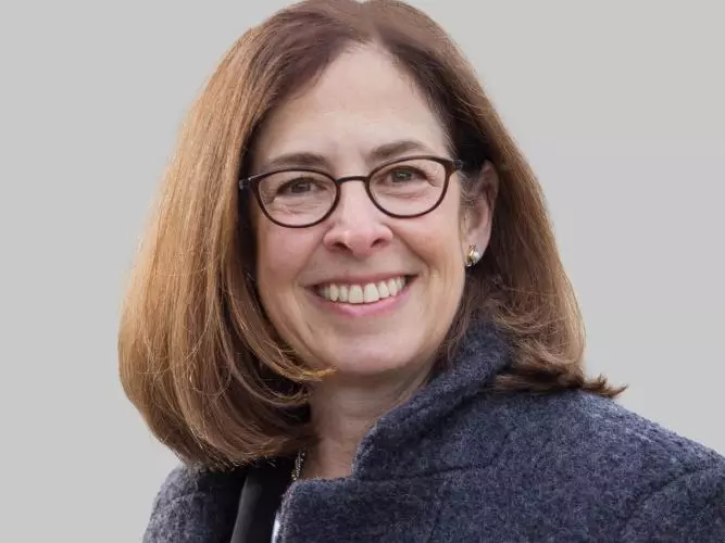 linda goldberg 0236 cropped retouched gray background