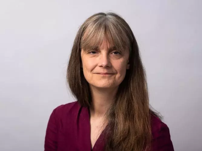 Dr Catherine Holmes
